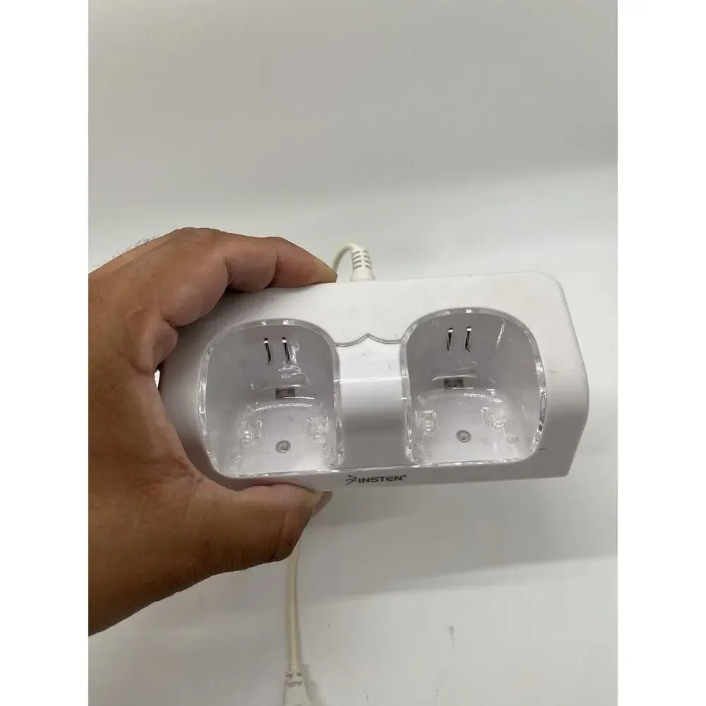 Insten Wii Remote Dual Charging Station With Batteries